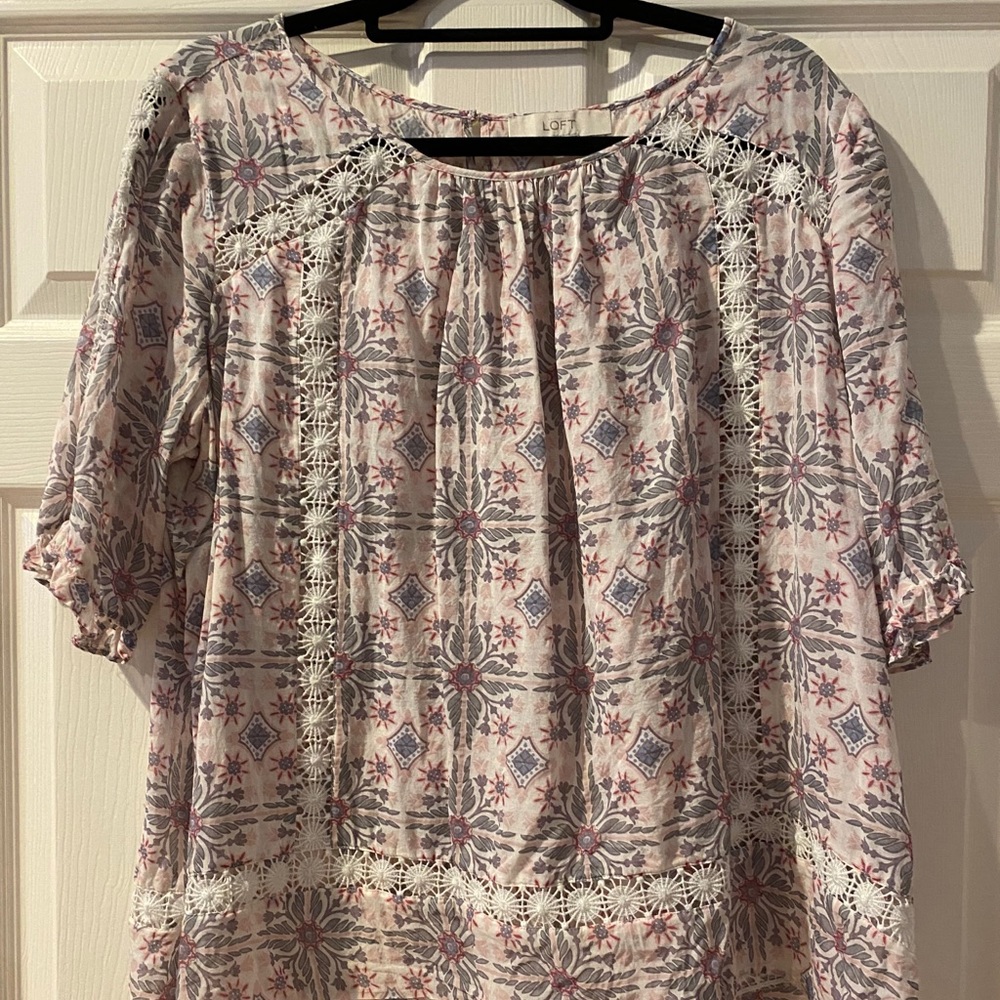 Loft gray pink & white blouse w/lace embellish